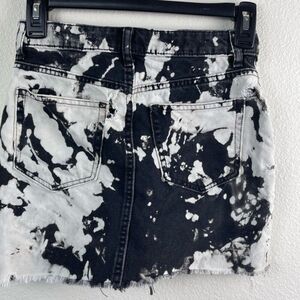 H&M Black & White Bleach Tie-Dye Denim Mini Skirt Size 0